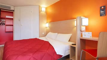 Seprai premium, meja kerja, Wi-Fi gratis, dan seprai linen