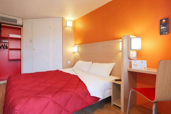 Premium bedding, desk, free WiFi, bed sheets - Premiere Classe Herblay (Herblay)