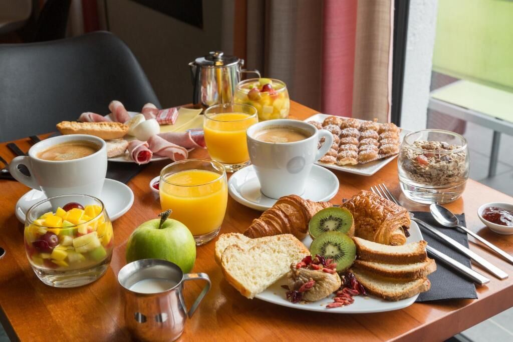 Lunch and dinner served, French cuisine