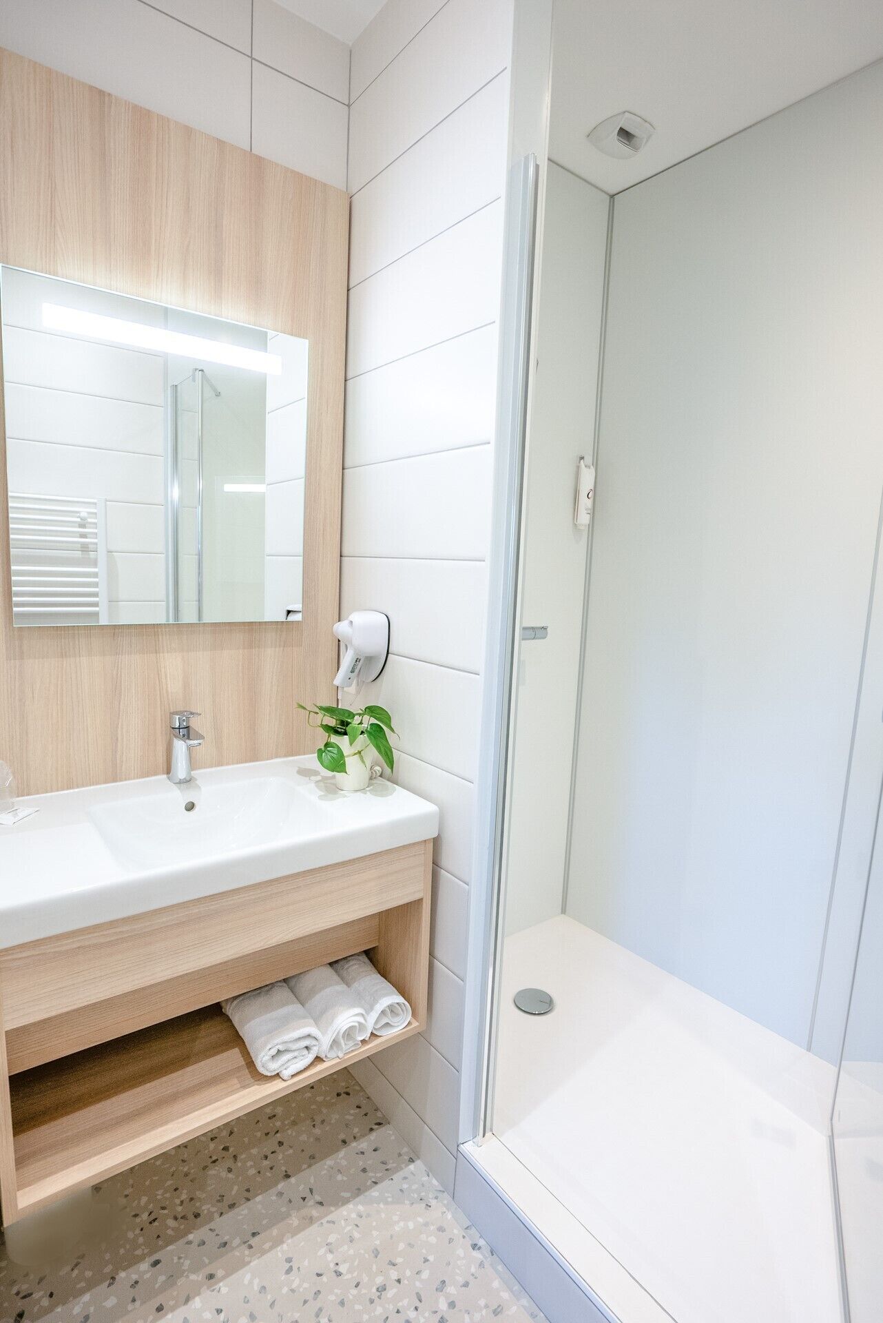 suite | bathroom | hydromassage showerhead, hair dryer, towels