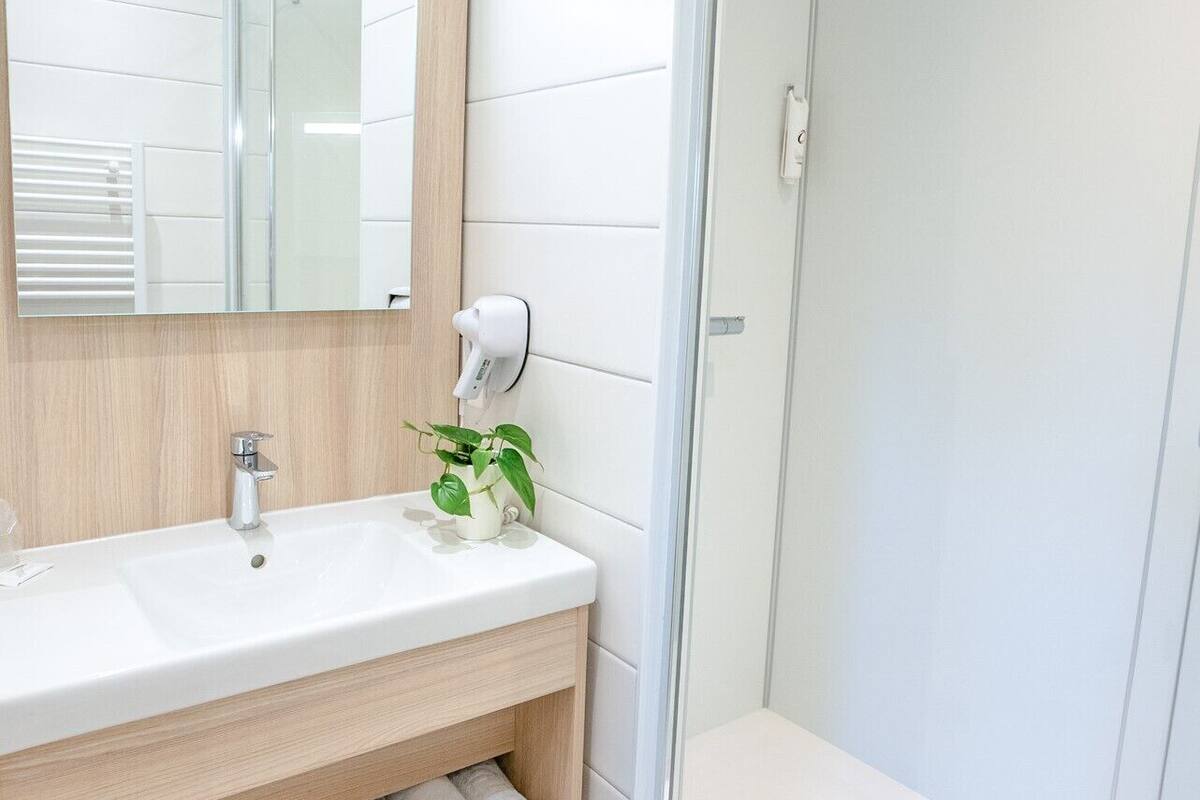 suite | bathroom | hydromassage showerhead, hair dryer, towels