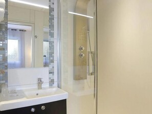 Kamar Double atau Twin (Elégance 1 ou 2 personnes) | Kamar mandi | Shower pijat air, pengering rambut,  dan handuk