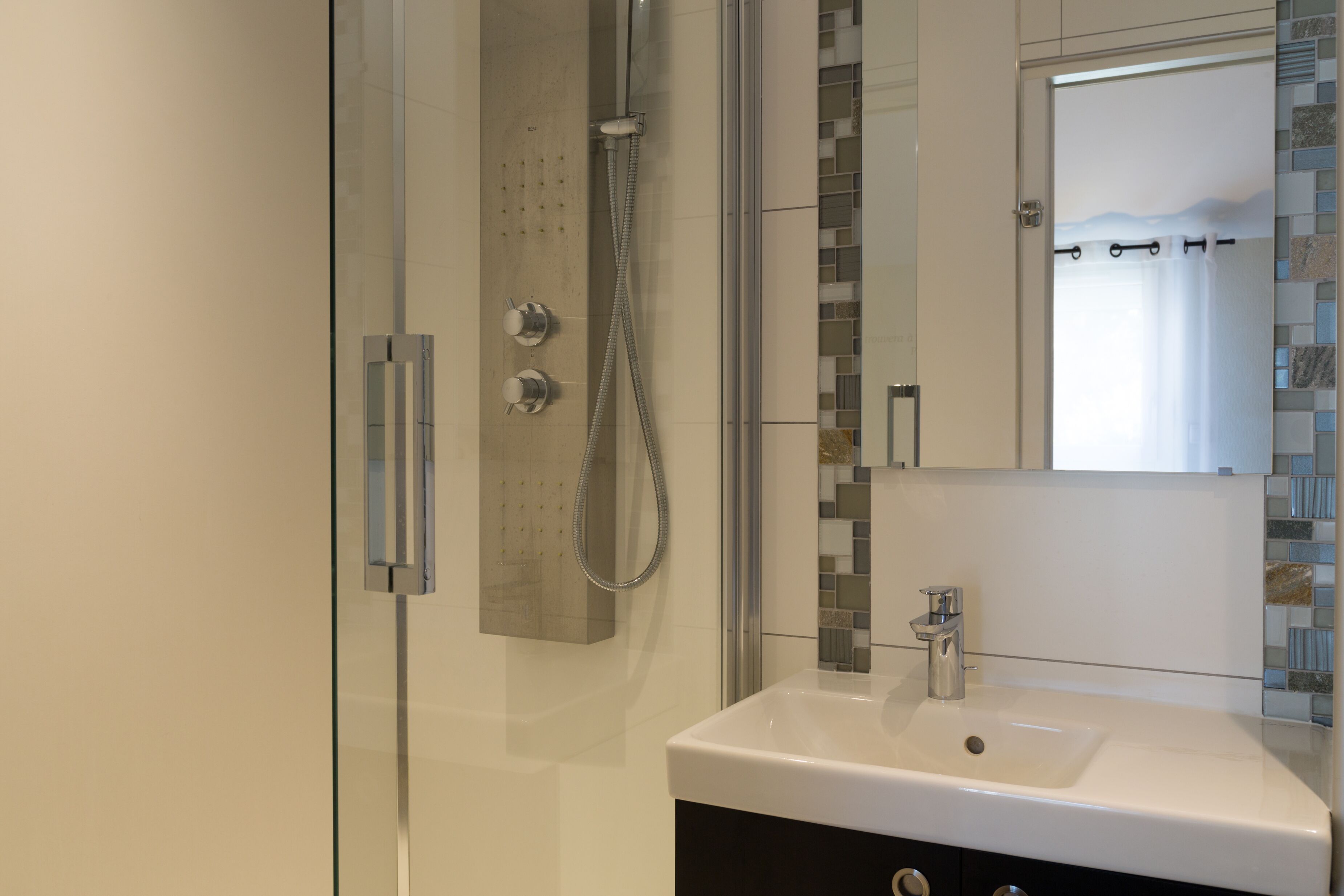 double or twin room (elégance 1 ou 2 personnes) | bathroom | hydromassage showerhead, hair dryer, towels