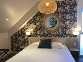 Caja de seguridad en la habitación y decoración personalizada 