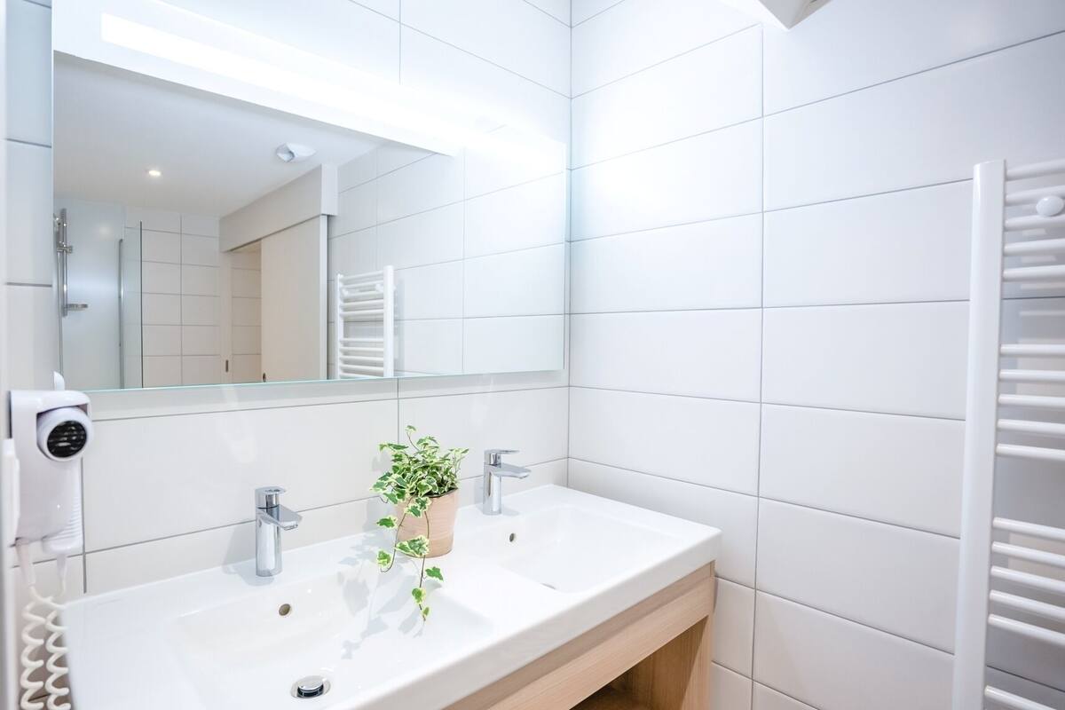 superior double room | bathroom | hydromassage showerhead, hair dryer, towels