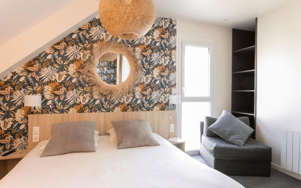 ห้องสวีท | ตู้นิรภัยในห้องพัก, ห้องพักตกแต่งอย่างมีเอกลักษณ์, โต๊ะทำงาน