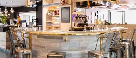 Se sirven almuerzos y cenas, cocina francesa