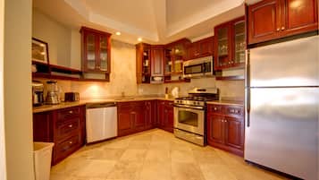 Suite, 1 Bedroom | Private kitchen