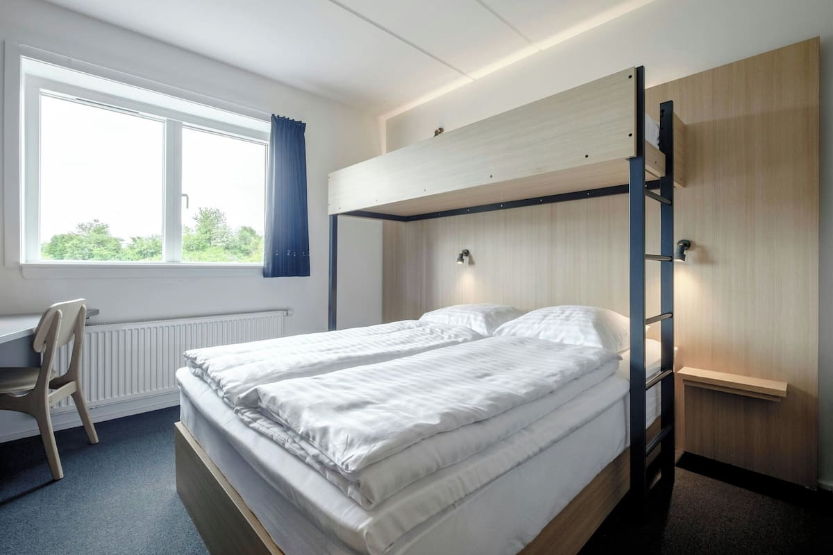 Een bureau, een strijkplank/strijkijzer, babybedden, gratis wifi