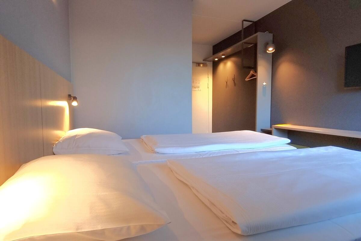 standard twin room | 1 bedroom, desk, iron/ironing board, cots/infant beds