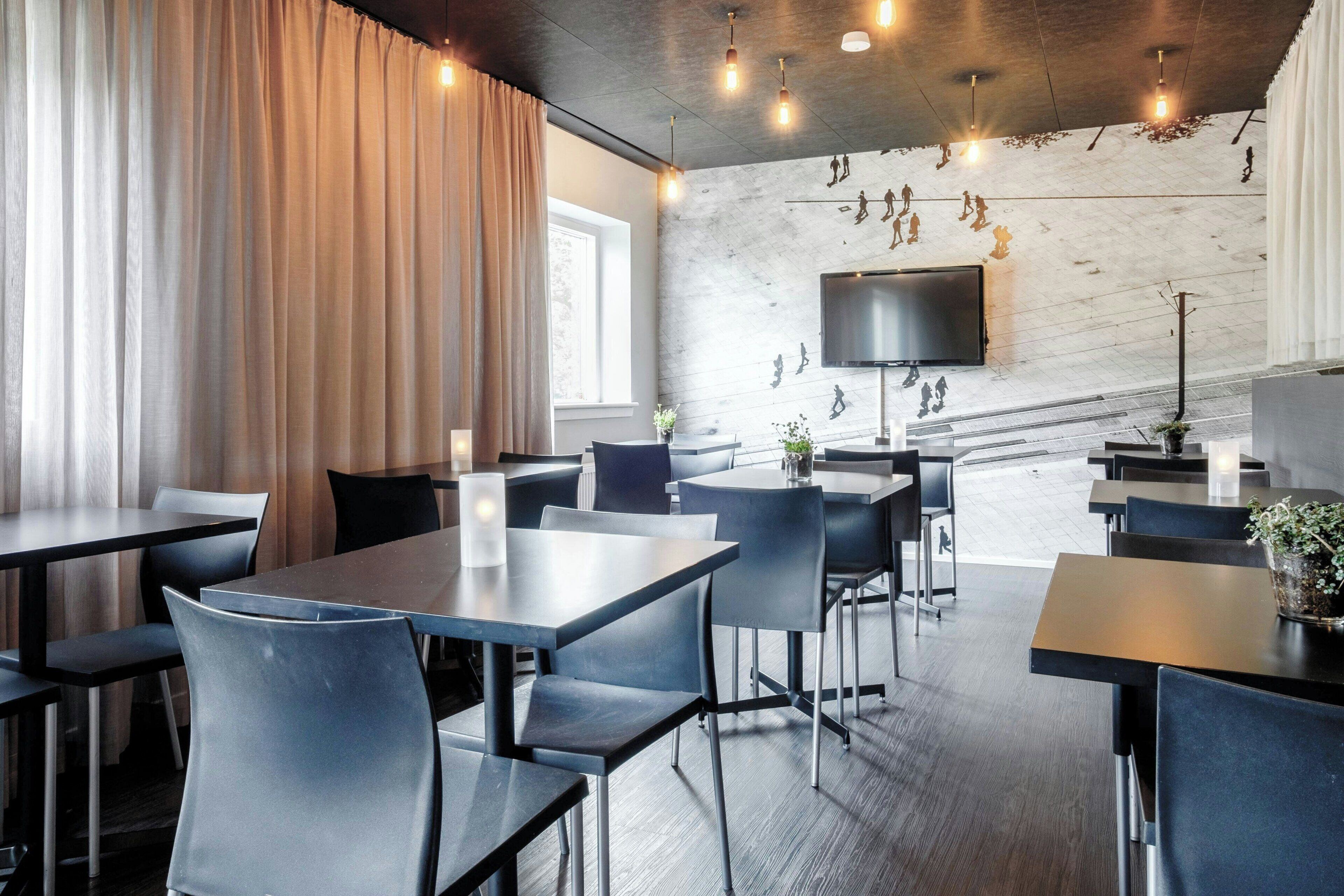 daily buffet breakfast (dkk 139 per person)