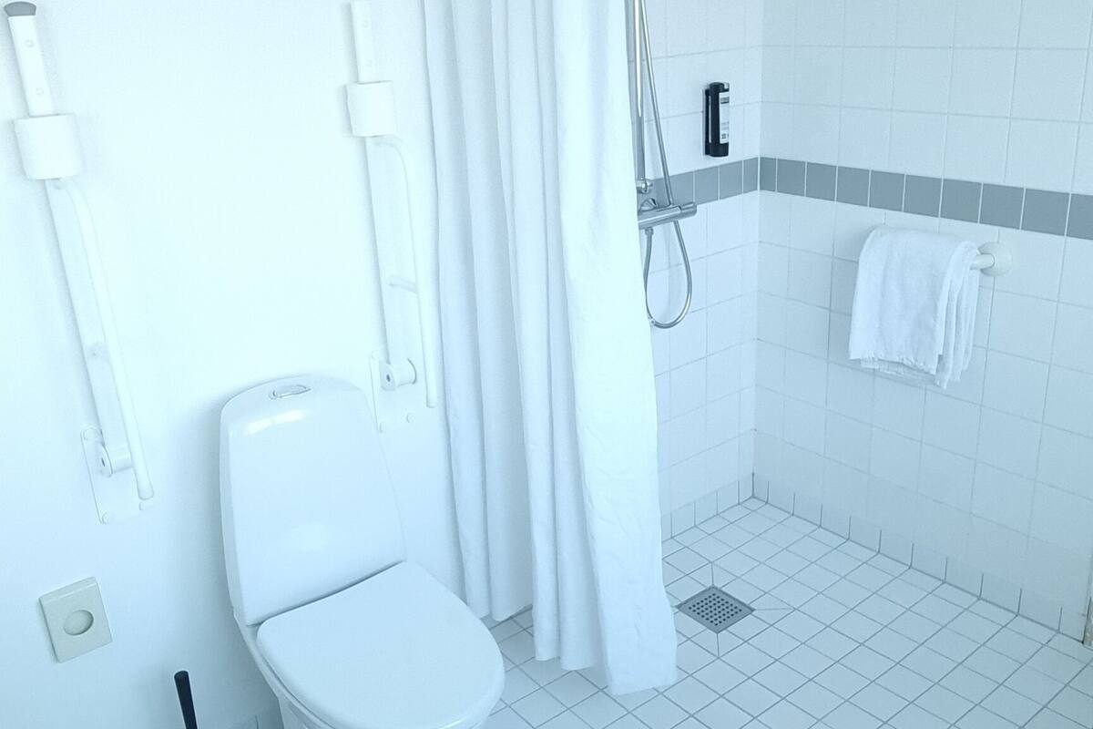 double room, accessible | bathroom | shower, hair dryer, towels