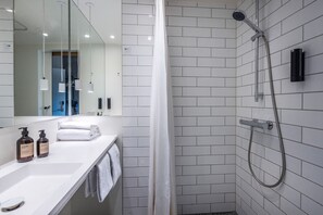 Shower, hair dryer, towels - Airport Hotel, Billund (Billund)