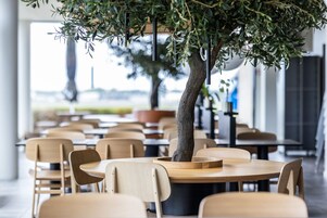 每日供应自助式早餐（每人 DKK 185）