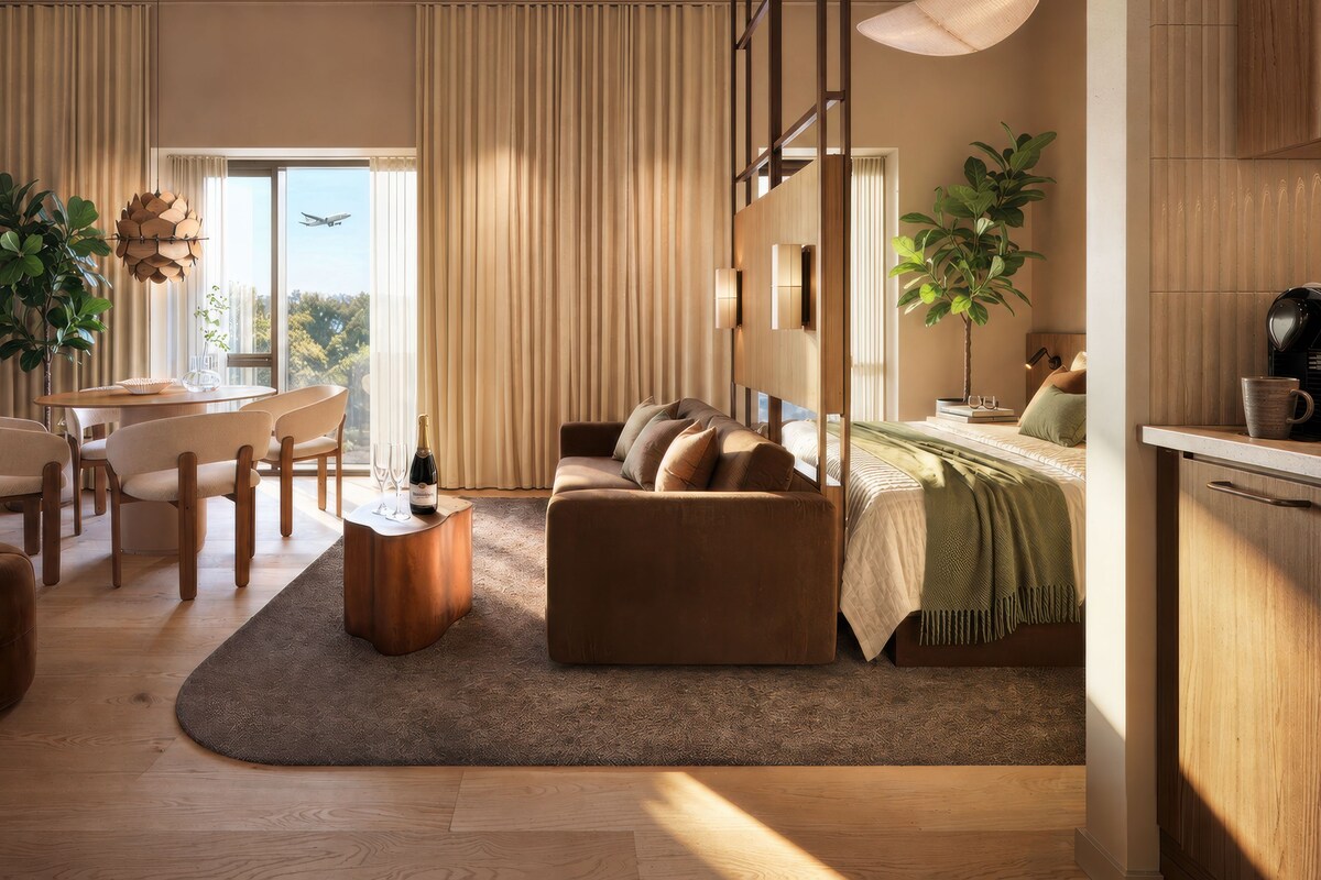 Business Suite | Hypo-allergenic bedding available, desk, laptop workspace, soundproofing