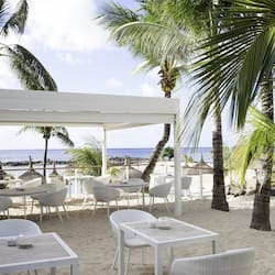 3 restaurantes, se sirven desayunos, comidas, cenas y cocina local