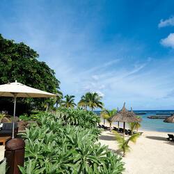 Plage, sable blanc, parasols, serviettes de plage