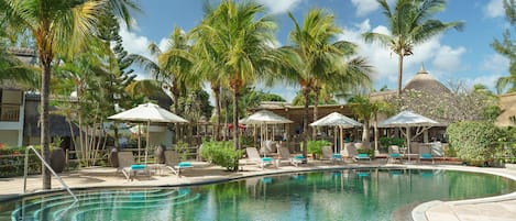 2 piscines extérieures, chaises longues