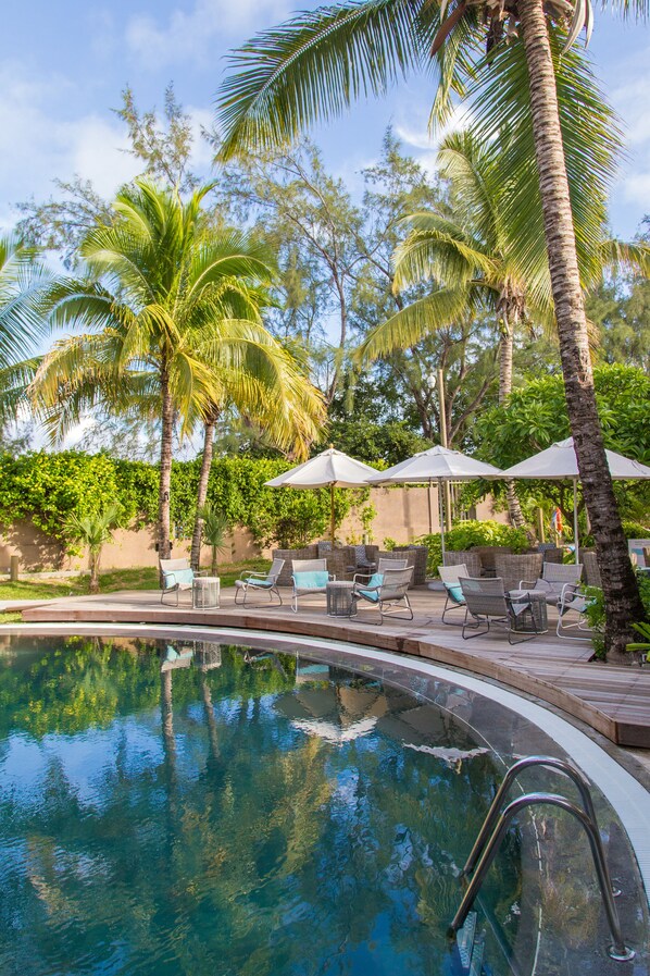 2 outdoor pools, sun loungers