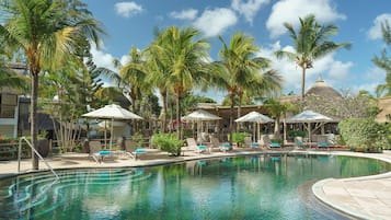 2 outdoor pools, sun loungers