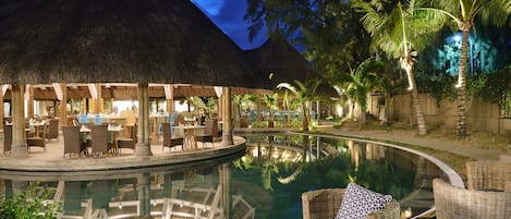 2 outdoor pools, pool loungers