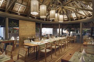 3 restaurants, breakfast, lunch, dinner served; international cuisine