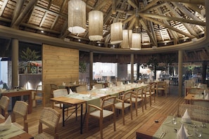 3 restaurants, spécialités Cuisine internationale