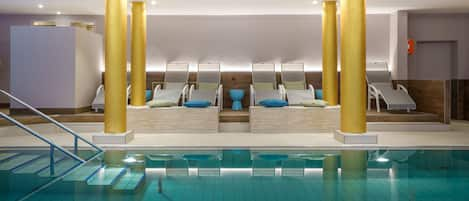 Piscine couverte, chaises longues