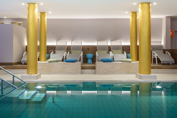 Indoor pool, pool loungers