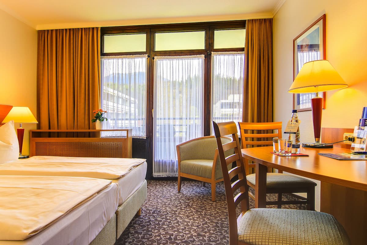 hypo-allergenic bedding, in-room safe, desk, soundproofing