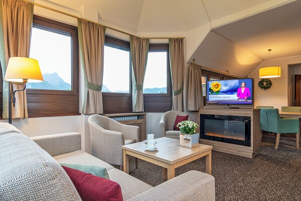   全景頂樓客房 | 起居區 | 平面電視