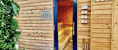 Un edificio de madera con una puerta azul, una escalera de madera en el interior y un cartel con números.