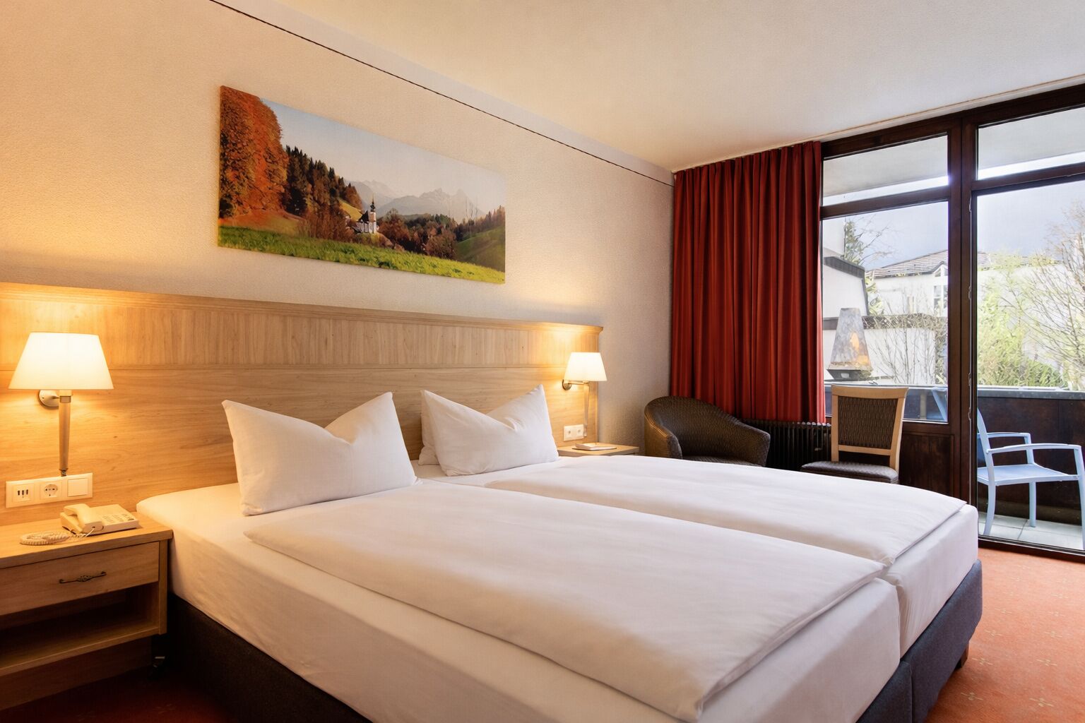 Peralatan tempat tidur hipoalergenik, peti besi dalam bilik, meja 