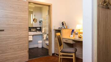Ein kleines Badezimmer mit Toilette, Waschbecken und Handtuchhalter.