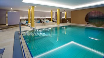 Indoor pool, sun loungers