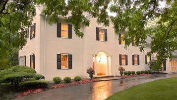 واجهة المنشأة - في المساء/الليل