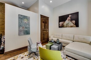 أغطية فراش متميزة وأسرّة بطبقة علوية مريحة ومكتب وواي فاي مجانًا