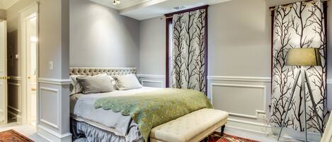 Ropa de cama de alta calidad, colchones con pillow-top y escritorio