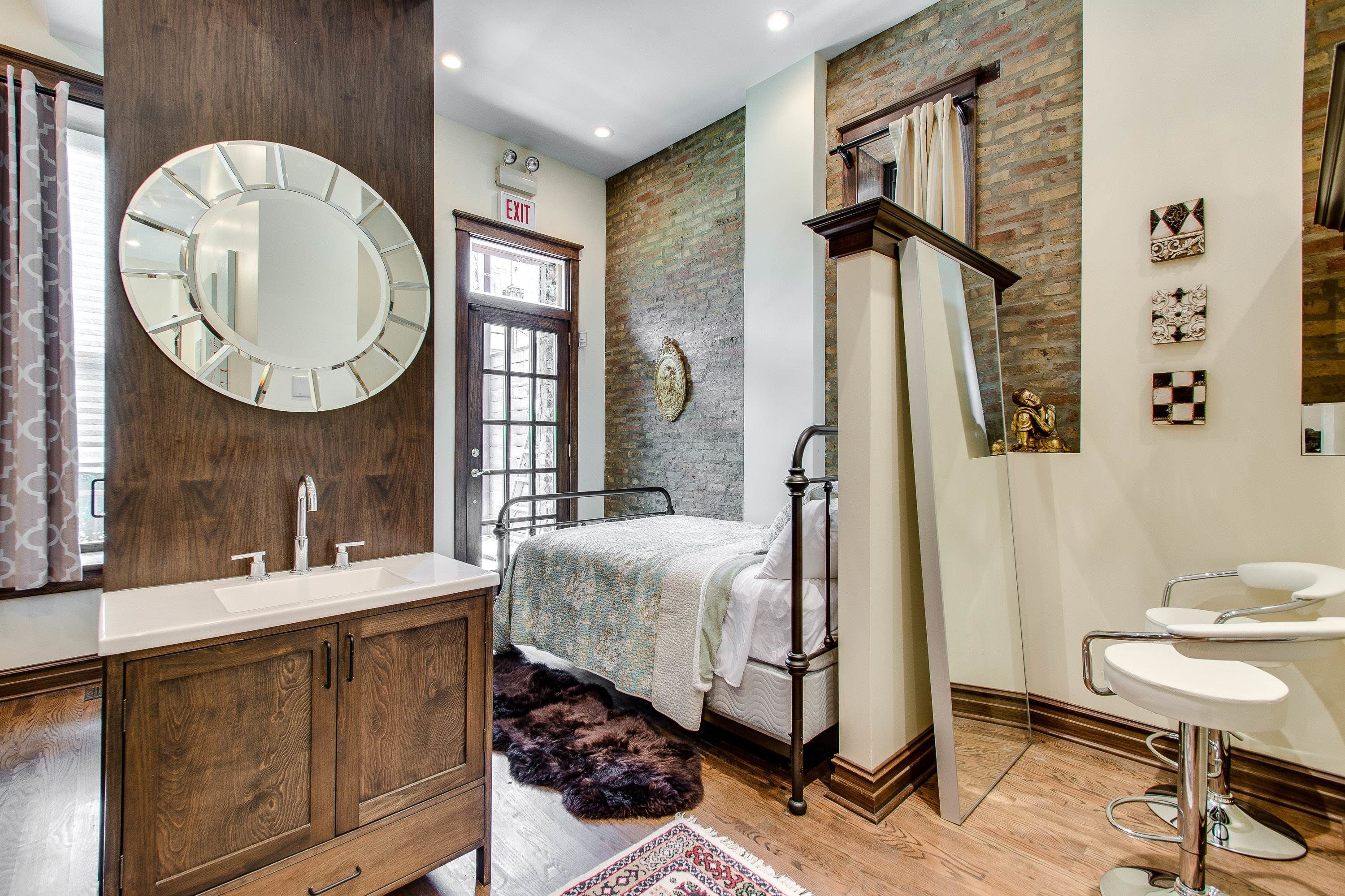 高档床上用品、加厚床垫、办公桌、免费 WiFi