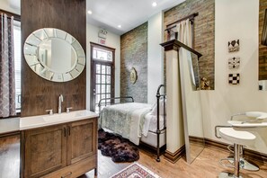 Sengetøy av topp kvalitet, senger med overmadrass og skrivebord