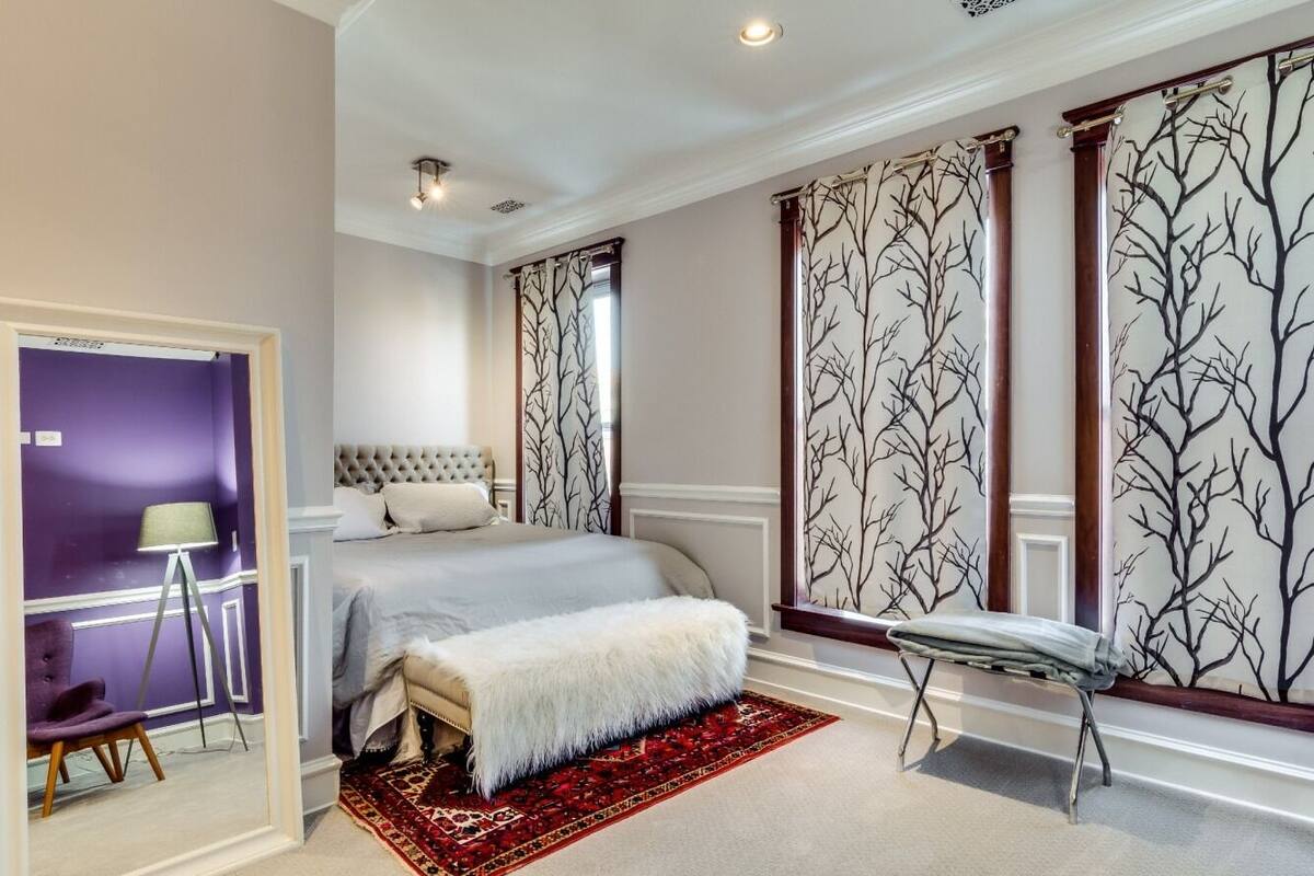 Premium bedding, pillowtop beds, desk, WiFi (free)
