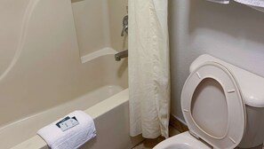 Ensemble douche/baignoire, sèche-cheveux, serviettes fournies