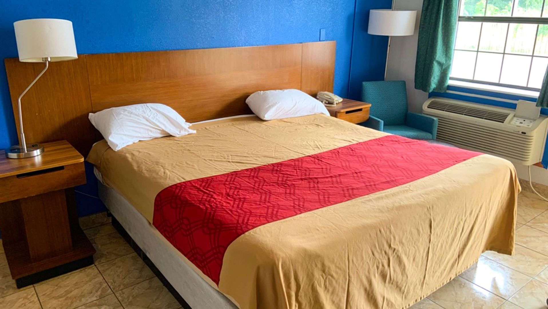 Tabla de planchar con plancha, wifi gratis, ropa de cama y despertador 