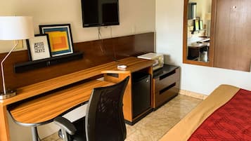 Tabla de planchar con plancha, wifi gratis, ropa de cama y despertador