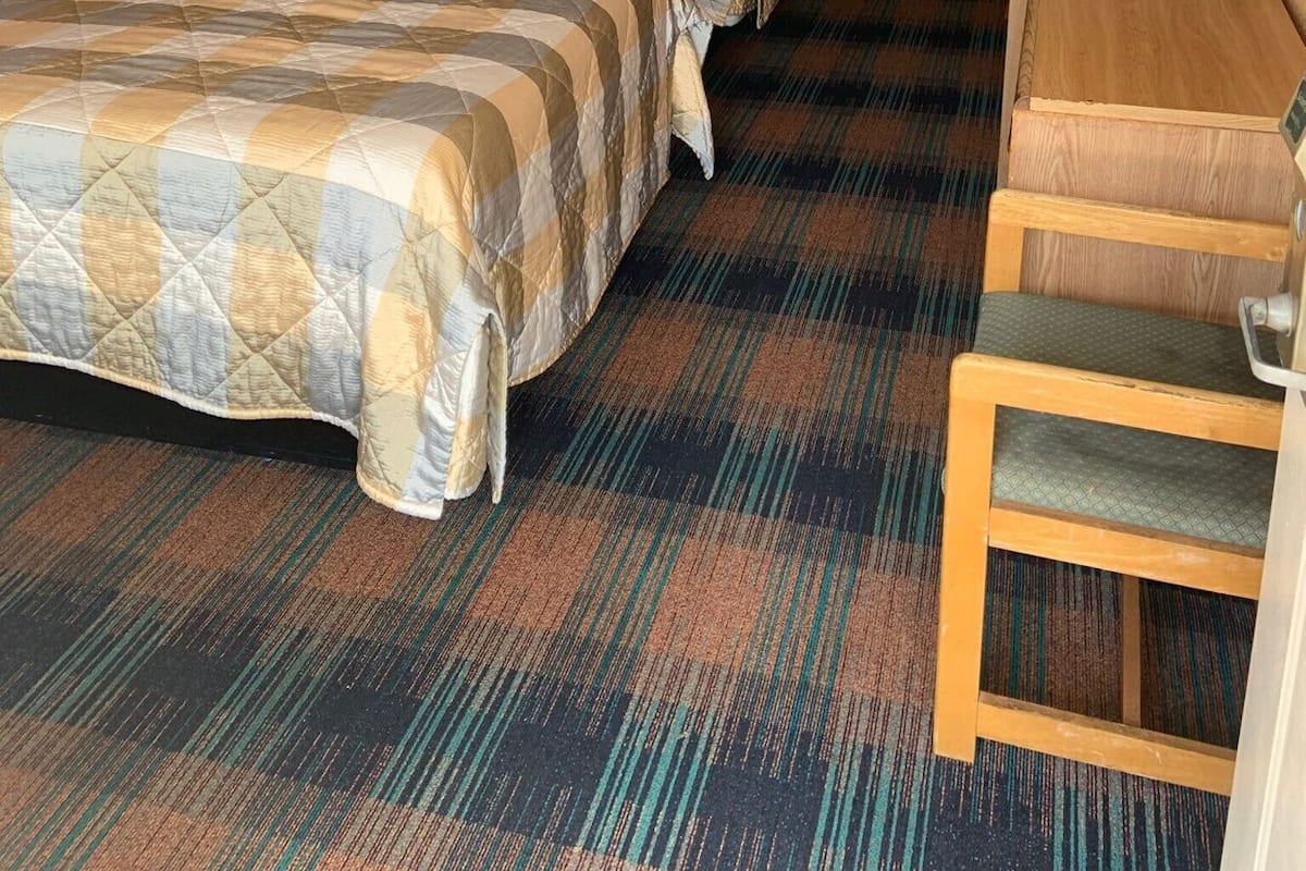 Tabla de planchar con plancha, wifi gratis, ropa de cama y despertador