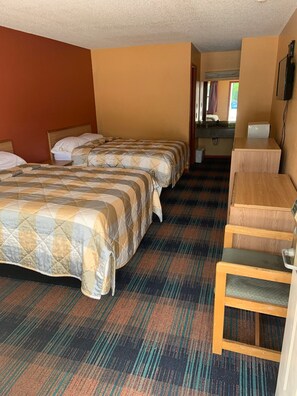 Tabla de planchar con plancha, wifi gratis, ropa de cama y despertador 