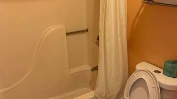 Combined shower/bathtub, hair dryer, towels