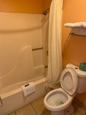 Combined shower/bathtub, hair dryer, towels