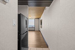 Habitación Deluxe, 1 cama King size y sofá cama, balcón, vista al océano | Frigobar