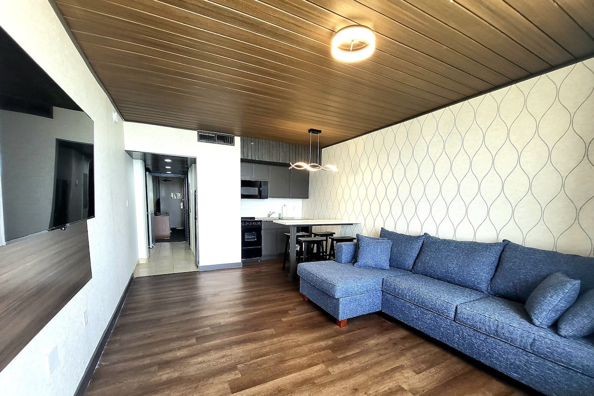 Deluxe Room, 1 King Bed with Sofa bed, Balcony, Ocean View | Living area